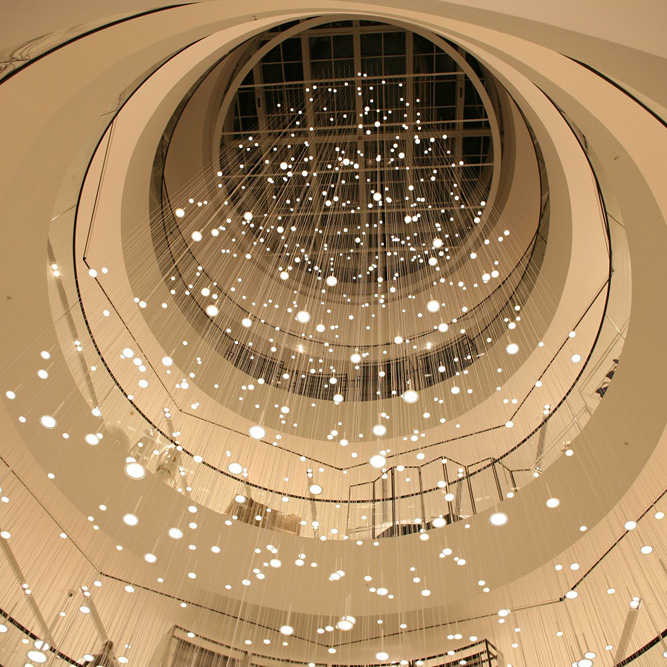Structure de suspension d’un lustre de galerie commerciale