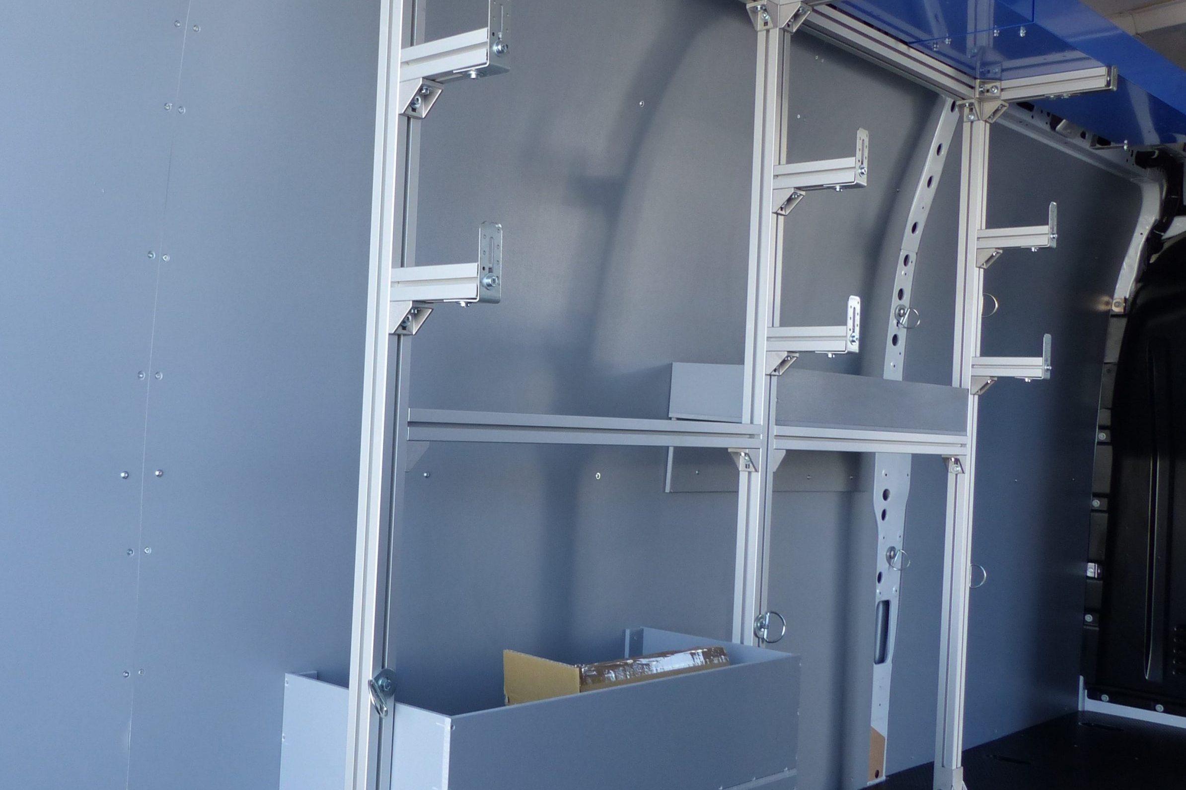 Etagère porte outillage pour véhicule